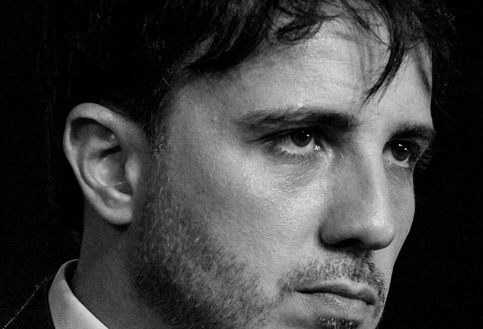 TSE tira Renan Santos de debates e restringe campanha digital; decisão monocrática acende alerta sobre liberdade política nas eleições