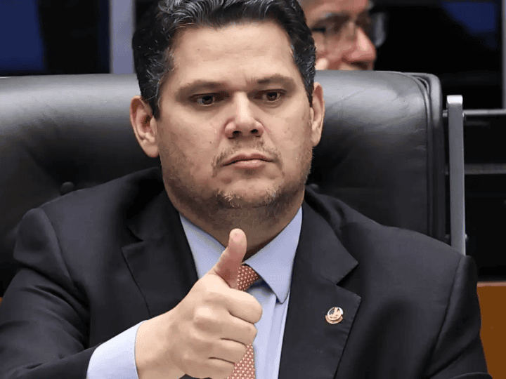 Alcolumbre encaminha PEC do fim da escala 6×1 à CCJ após conversa com Lula