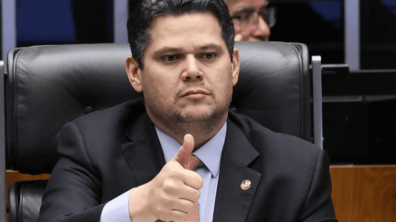 Alcolumbre encaminha PEC do fim da escala 6×1 à CCJ após conversa com Lula