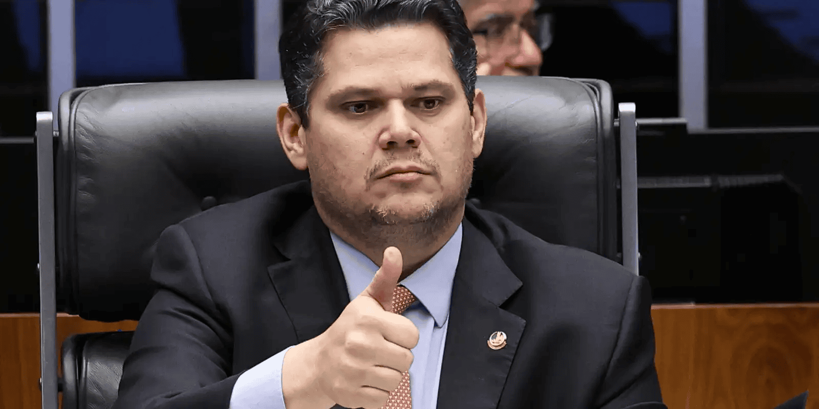 Alcolumbre encaminha PEC do fim da escala 6×1 à CCJ após conversa com Lula