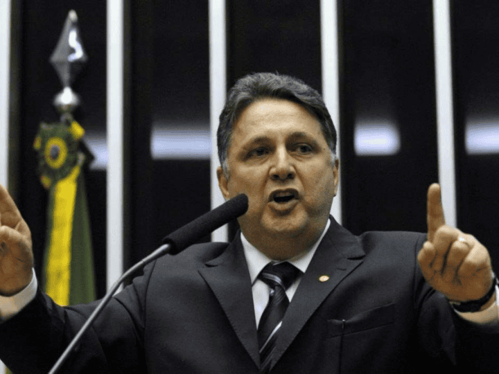 Justiça determina que Garotinho cumpra sentença que suspende direitos políticos