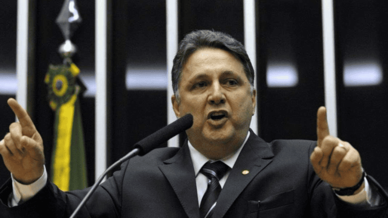Justiça determina que Garotinho cumpra sentença que suspende direitos políticos