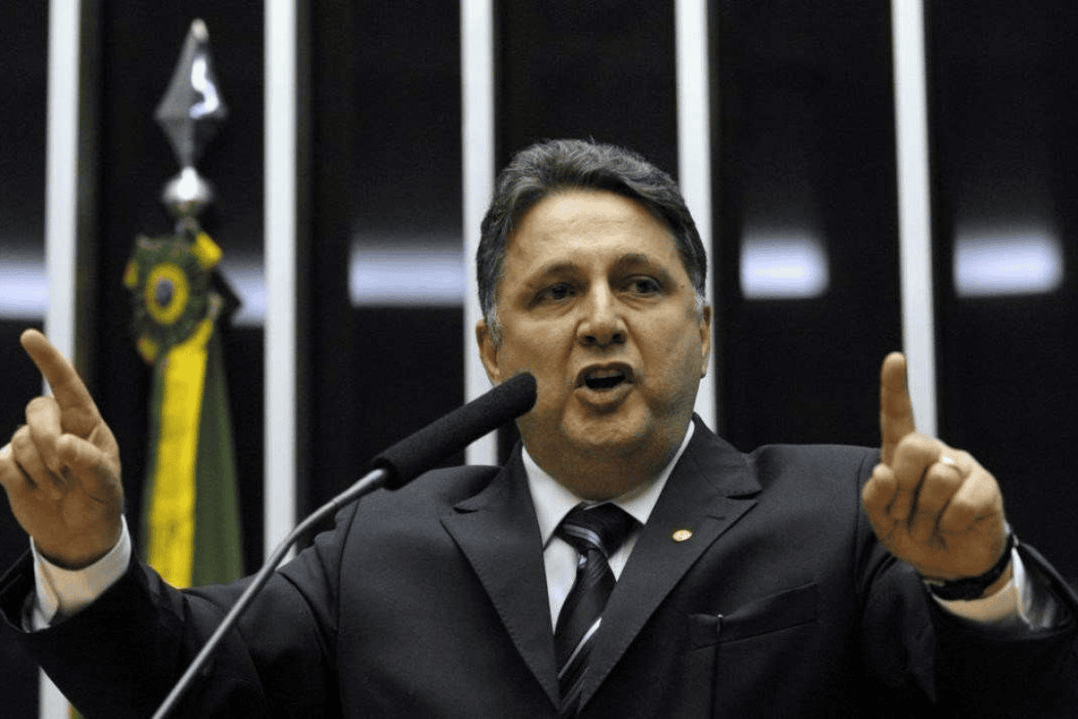 Justiça determina que Garotinho cumpra sentença que suspende direitos políticos