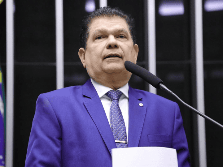 Lula pede saída de deputado da vice-liderança do governo na Câmara