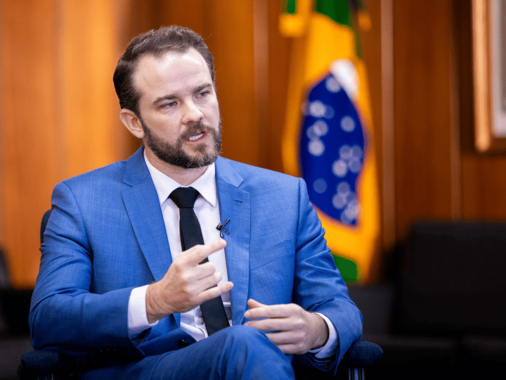 Ministro da Fazenda espera retomada da relação com os Estados Unidos após eleições e diz que Brasil não se dobra