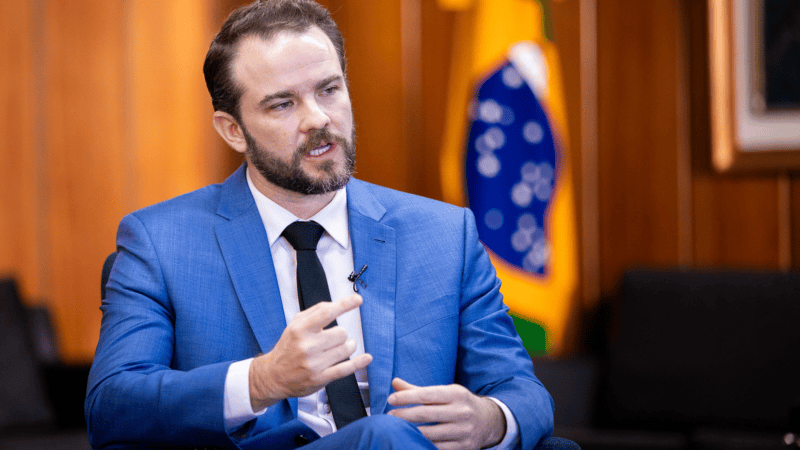 Ministro da Fazenda espera retomada da relação com os Estados Unidos após eleições e diz que Brasil não se dobra