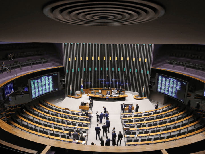 Quase 80% dos deputados federais buscam reeleição em 2026