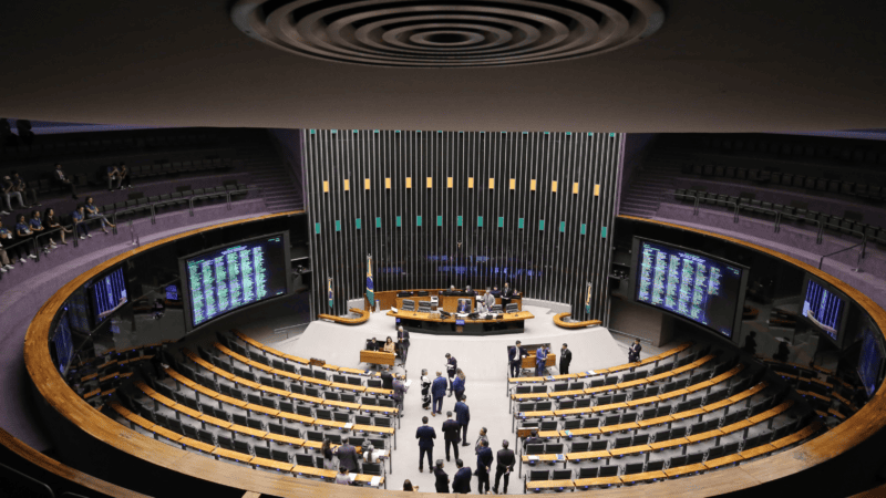 Quase 80% dos deputados federais buscam reeleição em 2026