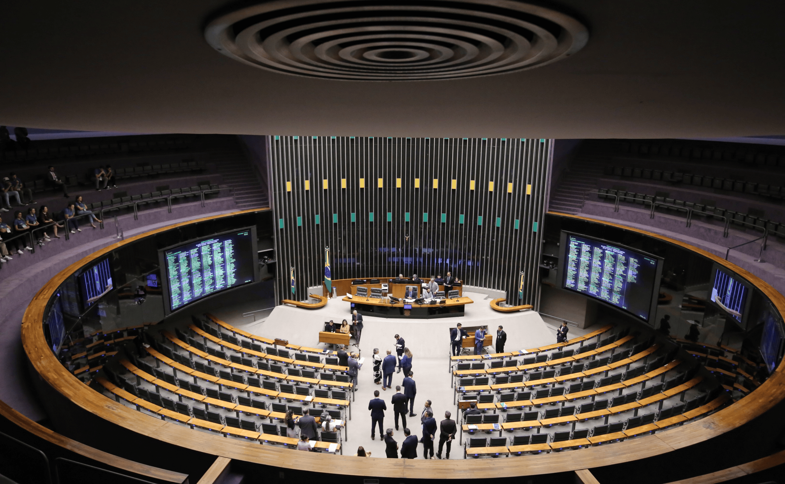 Quase 80% dos deputados federais buscam reeleição em 2026