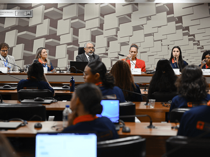 Senado debate redes mais seguras e combate à desinformação com jovens senadores