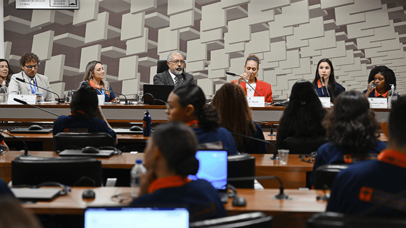 Senado debate redes mais seguras e combate à desinformação com jovens senadores