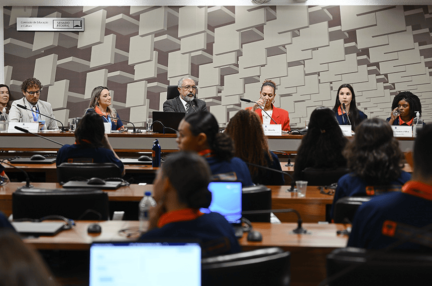 Senado debate redes mais seguras e combate à desinformação com jovens senadores