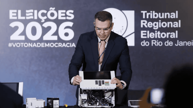 TRE-RJ abre urna para o público e reforça segurança do voto eletrônico