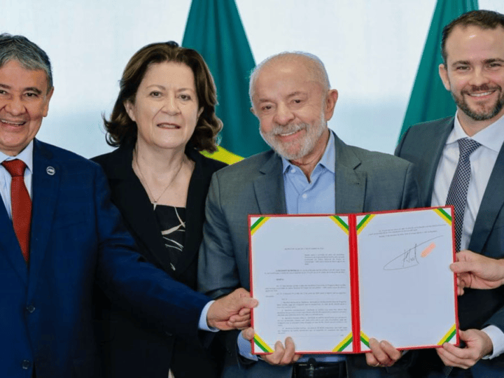 Lula aumenta Bolsa Família e eleva piso para R$ 691
