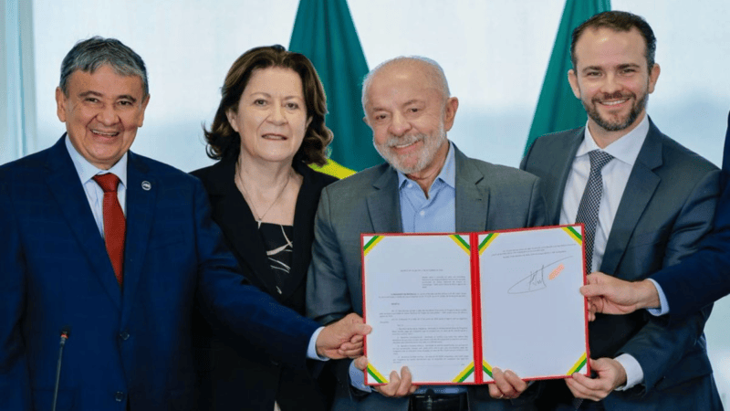 Lula aumenta Bolsa Família e eleva piso para R$ 691