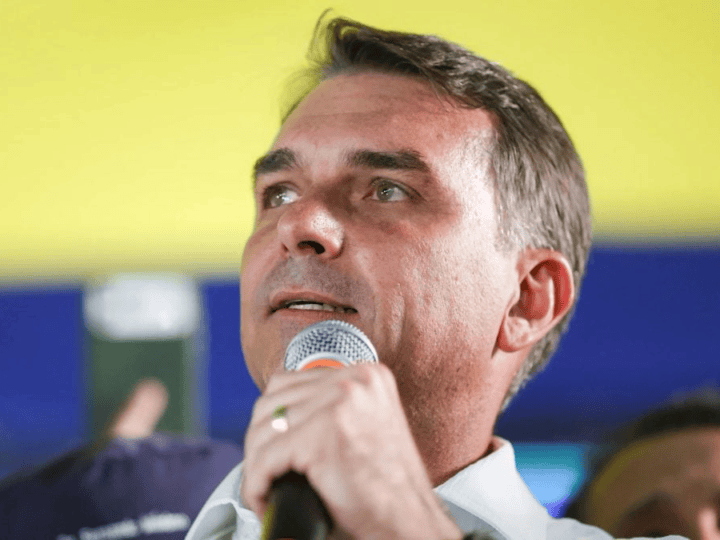 PF intima Flávio Bolsonaro a entregar passaportes por decisão de Moraes