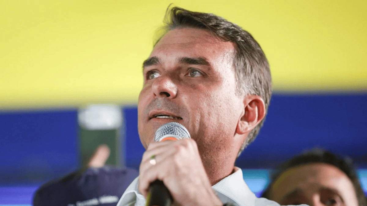 PF intima Flávio Bolsonaro a entregar passaportes por decisão de Moraes