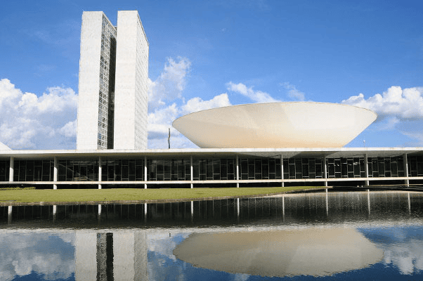 Projeto pune empresas que atrasarem pagamento de médicos