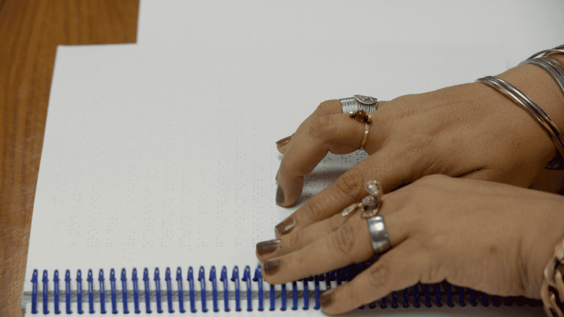 Senado discute projeto para garantir entrega de material em braile no início do ano letivo