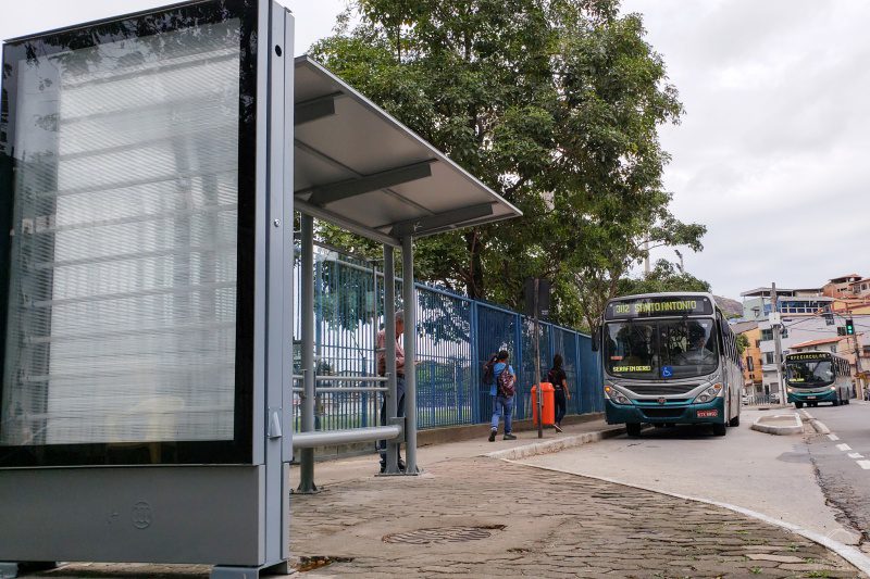 PMV notifica sete pessoas por colar cartazes indevidamente em ponto de ônibus