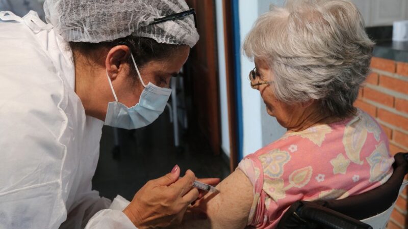Vacinação de idosos sem fila em Vitória