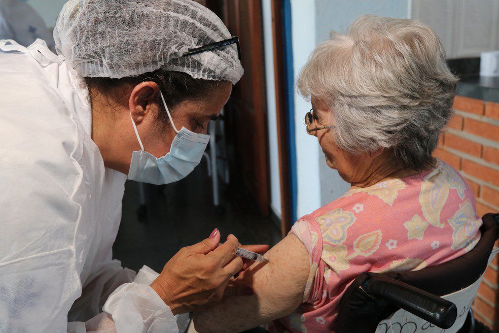 Vacinação de idosos sem fila em Vitória