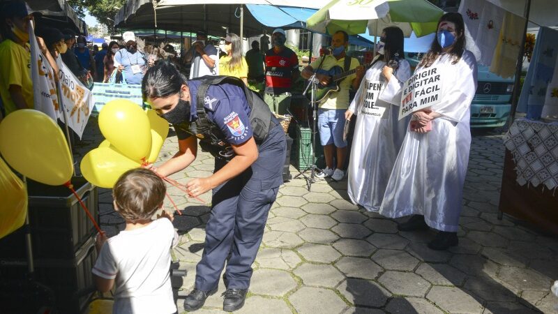 Campanha Maio Amarelo é realizada nas feiras livres de Vitória para conscientizar sobre trânsito seguro