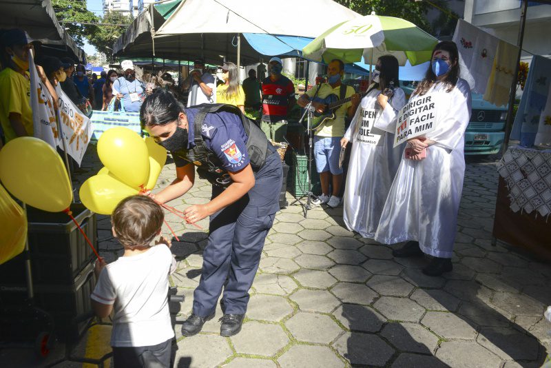Campanha Maio Amarelo é realizada nas feiras livres de Vitória para conscientizar sobre trânsito seguro