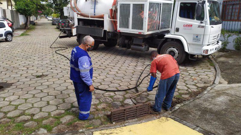 Equipes da Prefeitura realizam ações de limpeza e manutenção em Vitória