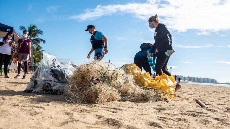 Mais de meia tonelada de lixo são retiradas das praias e ilhas da capital