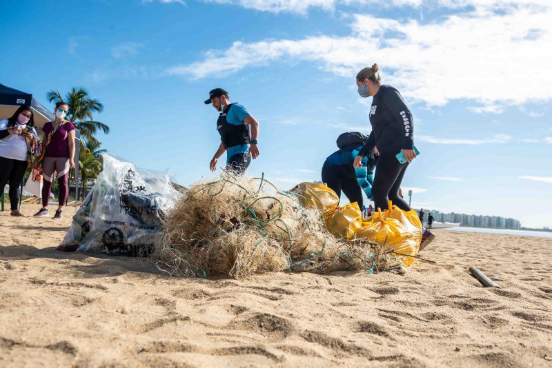 Mais de meia tonelada de lixo são retiradas das praias e ilhas da capital