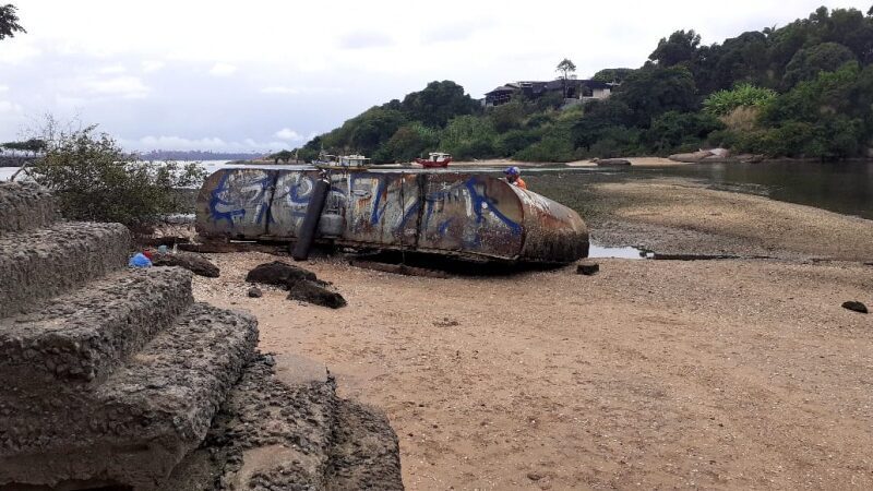 Estrutura de ferro abandonada na região da Ponte de Camburi é retirada