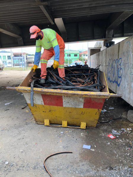 Secretaria de serviços: ação de limpeza retira 1,8 tonelada de borrachões da Ponte da Passagem