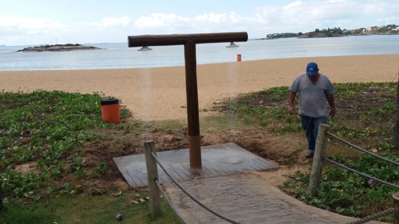 Manutenção em chuveiros e novas lixeiras em Vitória para receber o verão