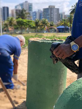 Novas lixeiras são colocadas nas Praias de Vitória