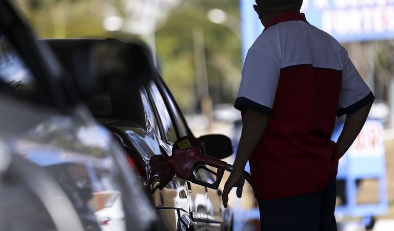 Bolsonaro diz que preço dos combustíveis vai cair ‘mais de uma vez nas próximas semanas’