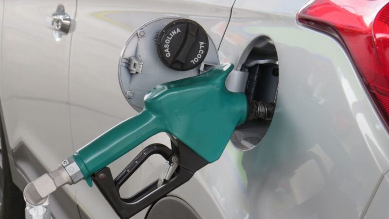 Postos brasileiros registram baixa no preço da gasolina e do etanol
