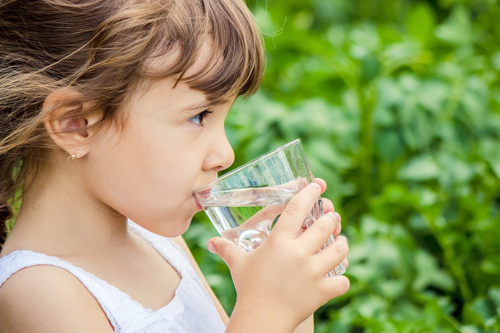 Temperaturas altas: Saiba como evitar desidratação em crianças nos períodos mais quentes