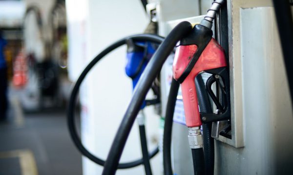 Inflação: preço de combustíveis sobe 5 vezes mais no atual governo