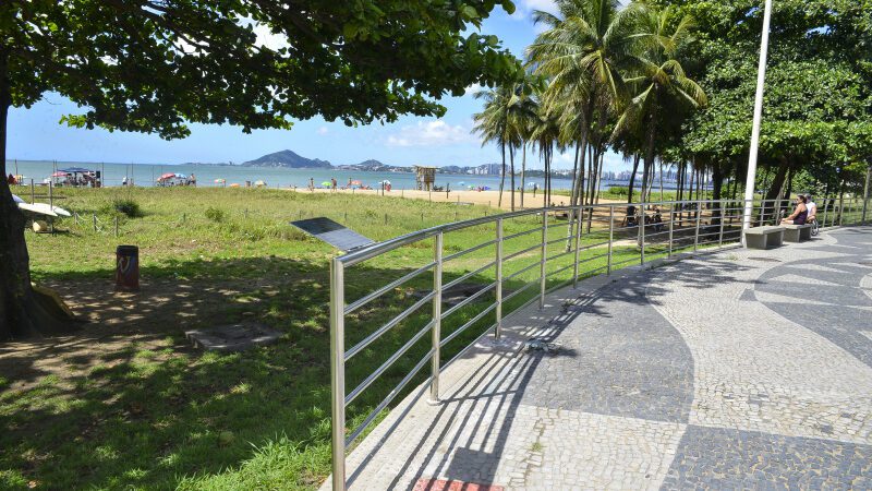 Praia de Camburi recebe primeiro guarda-corpo em braille do ES