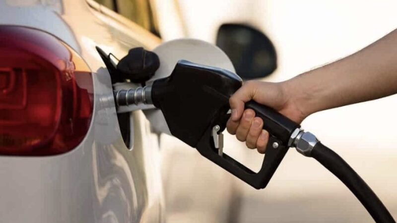 Litro da gasolina recua 0,4% em comparação com o mês de janeiro