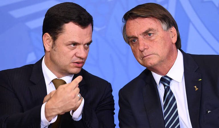 Minuta de decreto de Torres prevê comissão com Bolsonaro