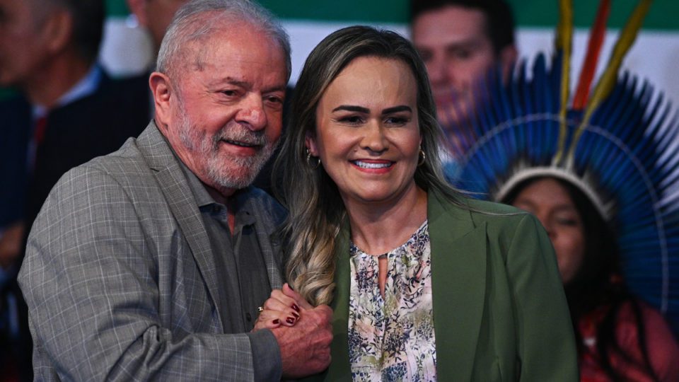 Daniela Carneiro, Ministra do Turismo recebeu apoio de outros acusados de chefiar milícias no Rio