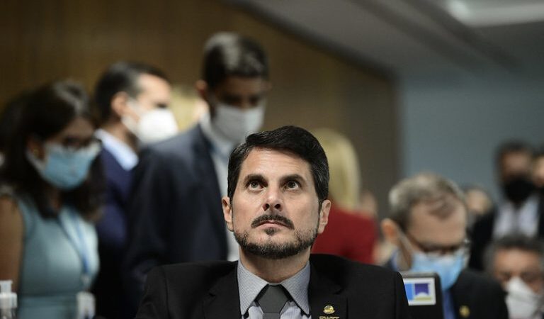Marcos do Val diz que vai renunciar e que Bolsonaro pressionou por golpe