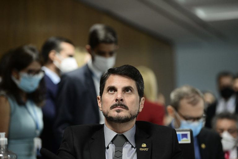 Marcos do Val diz que vai renunciar e que Bolsonaro pressionou por golpe