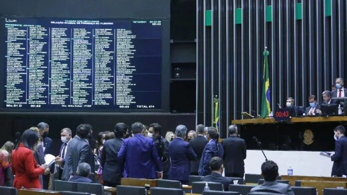 Ação que tira mandato de 15 deputados não tem prazo para ser votada pelo STF