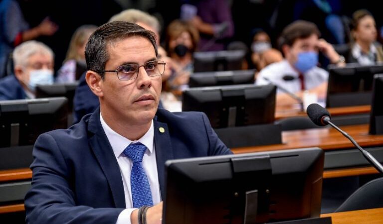 Deputado Amaro Neto propõe aumento de pena para crimes cometidos com armas falsas
