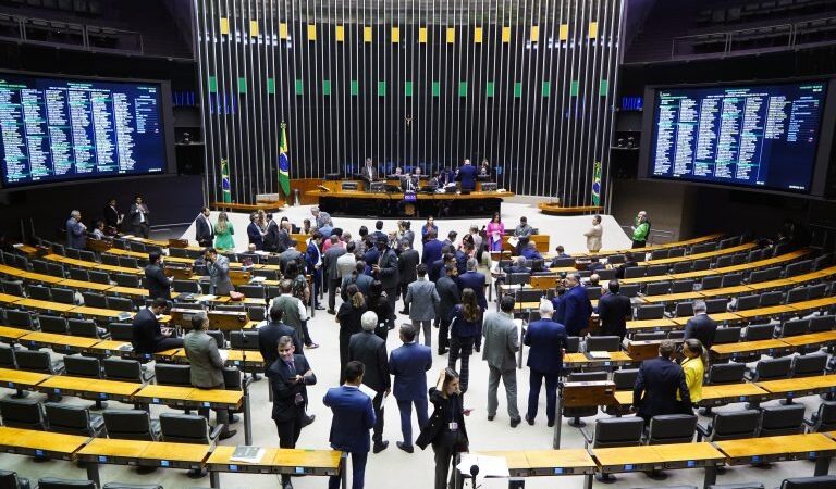 Câmara pode votar projeto que autoriza recontratação de profissionais do Mais Médicos para atender população indígena