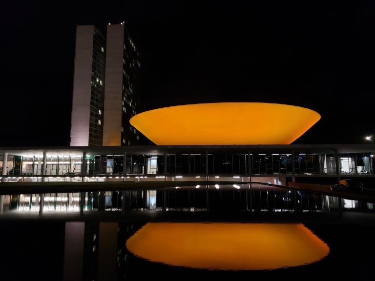 Câmara tem iluminação laranja em campanha de combate à exploração sexual de crianças e adolescentes