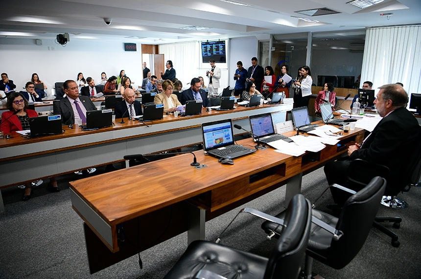 Após reajuste, CE debate aplicação do novo piso do magistério